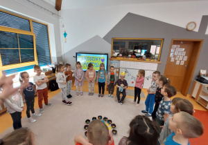 dzieci śpiewają Sto lat